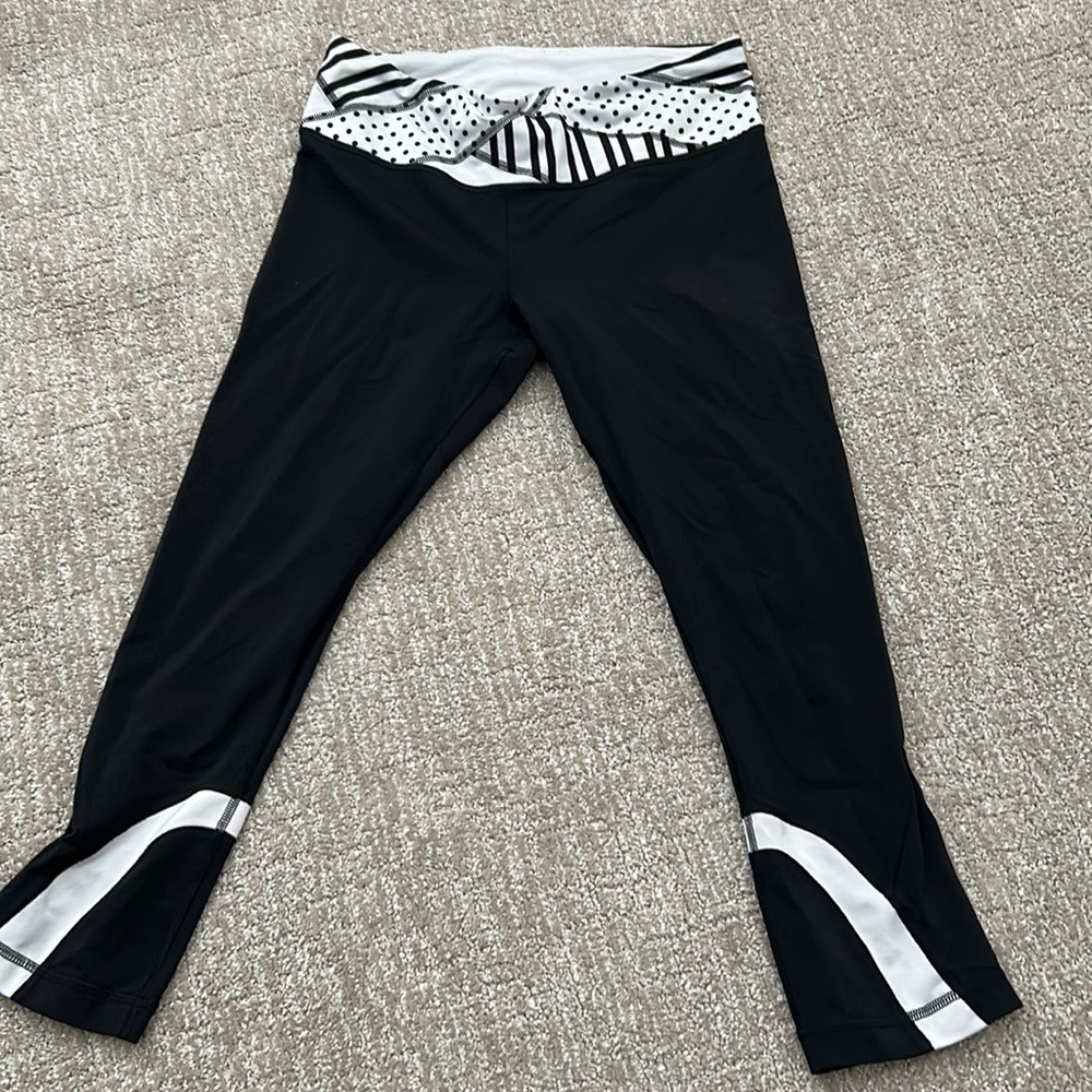 Black Lulu workout bottoms size 6
